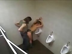 Шибан уличница в банята на автогарата