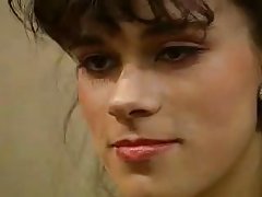 Един кратък момент между две френски жени.