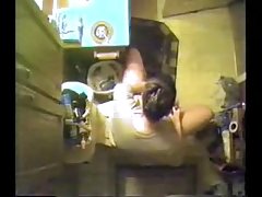 Сестра ми използва вибратор в тоалетна. скрита камера