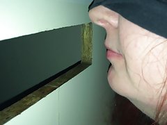 Жена гадно петел получава цици смучат и cum челюстна в gloryhole