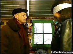 Със завързани очи дяволите в цех