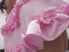 Cutie в бели плюшени ушите получава путка fondled на дивана