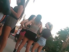 Тийнейджъри с хубави крака