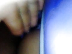 Поставянето на пръстите докосвате с precum под мишницата