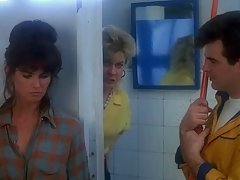 Каролин Мънро облечена клане високо