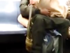 Палави момиче обичам да чукаш в метрото