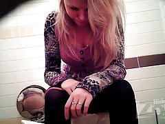 Скрита камера в тоалетната изглед на жените от двете страни.