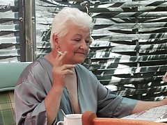 Баба пушене и свирене си стар вагина