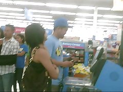 Upskirted бременна азиатски мадама