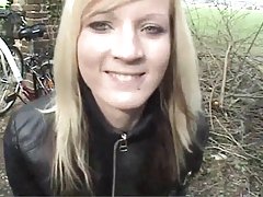 Блондинка действа като cumslut в парка