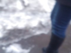 Киргизки момиче в ботуши