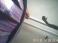 Под полата училище момичето 33