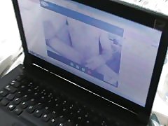 Закръглена жена в камера с приятел