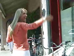 Sammie превъзходно блондинка момиче публични позира!