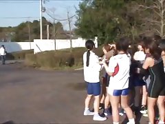 Японски момичета лифт носят свирка човек